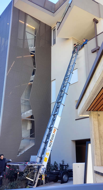 Noleggio Scale Trasloco: Operazione di Carico su Terrazzo con Vano Piante